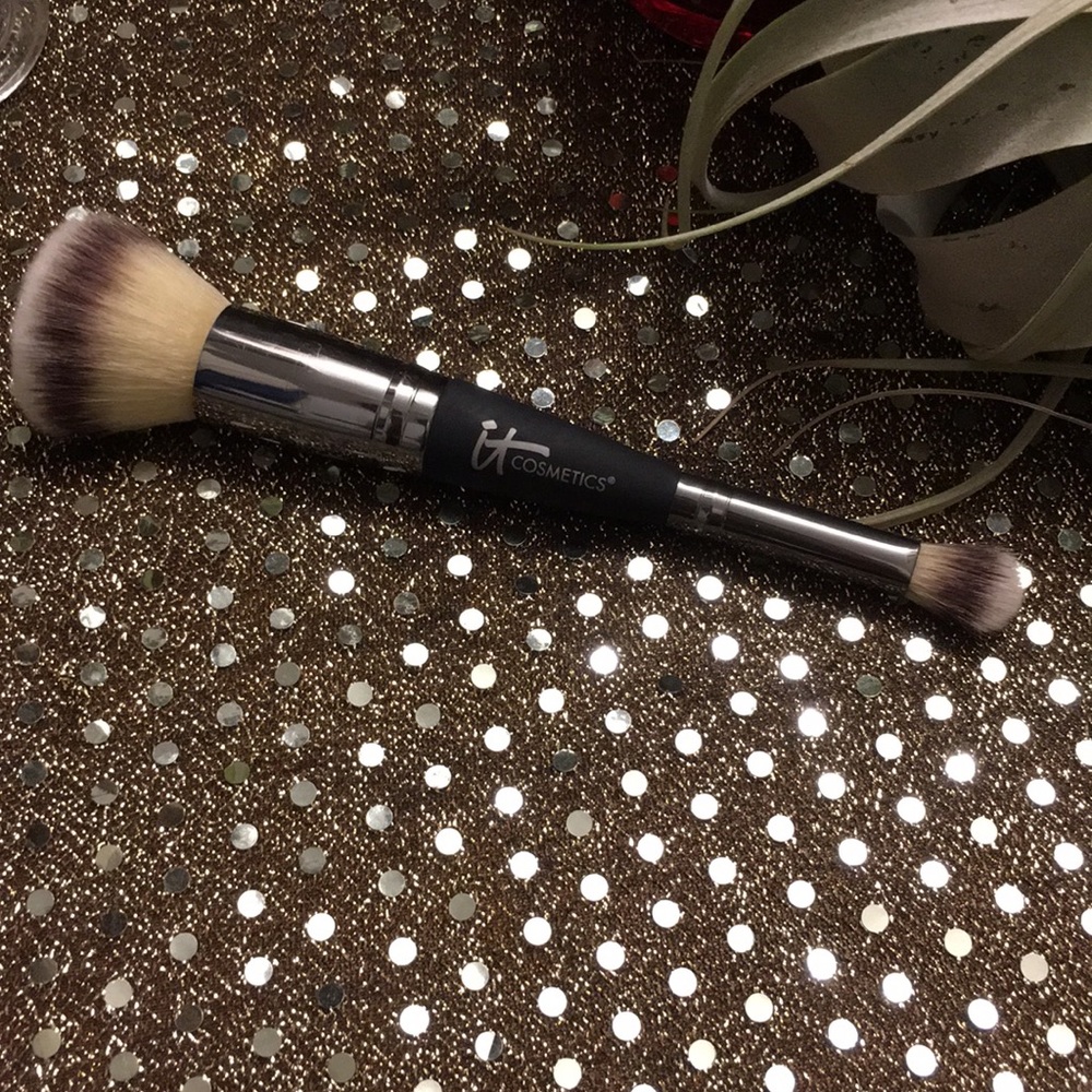 It cosmetics #7 brush